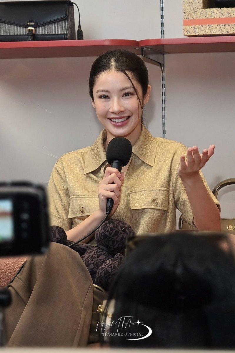 Tipnaree_OFC's tweet photo. อยากนั่งฟังพี่คนสวย Talk ทั้งวันเลย 🎤😁

NAMTAN BONIA PAVILION 
#BONIAwithNamtan #BONIA
#LiveToMyRhythm #BONIALive 
#NamtanTipnaree https://t.co/t2pPCxsVbu