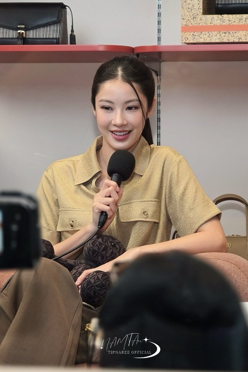 Tipnaree_OFC's tweet photo. อยากนั่งฟังพี่คนสวย Talk ทั้งวันเลย 🎤😁

NAMTAN BONIA PAVILION 
#BONIAwithNamtan #BONIA
#LiveToMyRhythm #BONIALive 
#NamtanTipnaree https://t.co/t2pPCxsVbu