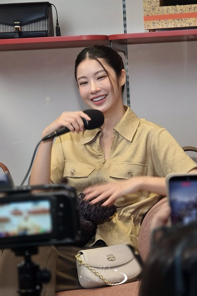 Tipnaree_OFC's tweet photo. อยากนั่งฟังพี่คนสวย Talk ทั้งวันเลย 🎤😁

NAMTAN BONIA PAVILION 
#BONIAwithNamtan #BONIA
#LiveToMyRhythm #BONIALive 
#NamtanTipnaree https://t.co/t2pPCxsVbu