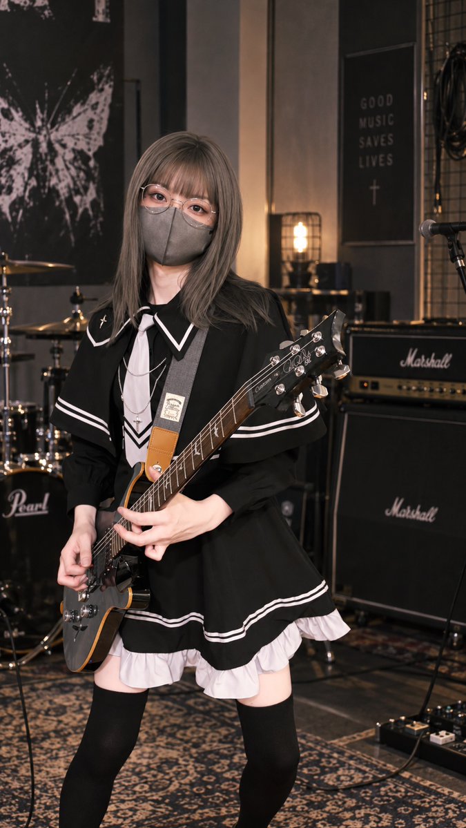 Doppel_IrohaN's tweet photo. アイドル風衣装と言いつつ、楽器隊です
チューニングはドロップCでメタル弾くね…
※背景はAI合成。利用料いい値段しそうな音楽スタジオだ

#女装子 #女装 #女装男子 #コスプレ #男の娘 https://t.co/4yqS0Fx5oP