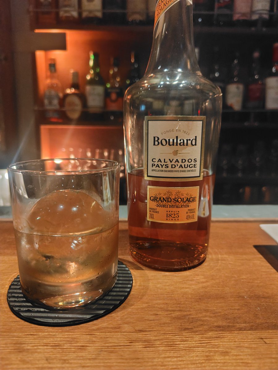 Trefle08Y's tweet photo. カルヴァドスのロック🥃普段はお菓子作りに使うけど、飲んでも美味しい✨️
#カルヴァドス #1人飲み https://t.co/DZlYSzdWYw