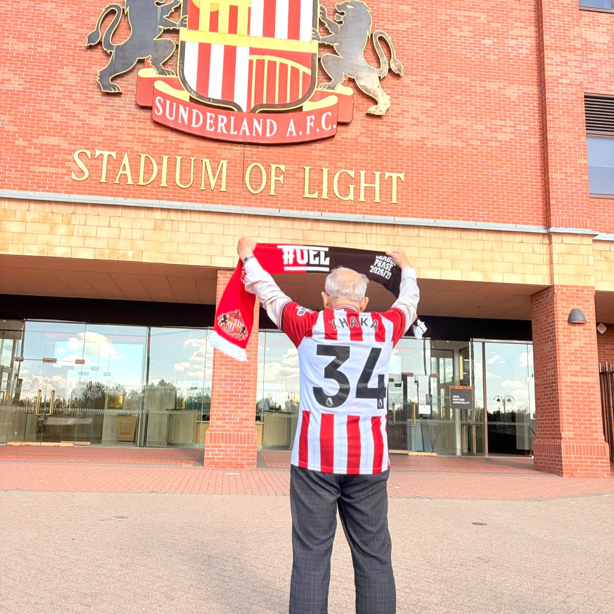 FansMuseum's tweet photo. 🔴⚪ WHAT A NIGHT!

Bobby Kerr, who played the last time Sunderland were in Europe, watched on as the Black Cats returned to Europe with victory over AZ Alkmaar!

Thanks to everyone who joined us at The Fans Museum for the pre-match atmosphere. Join us for ALL SAFC European games https://t.co/ICFTe6CWZ3