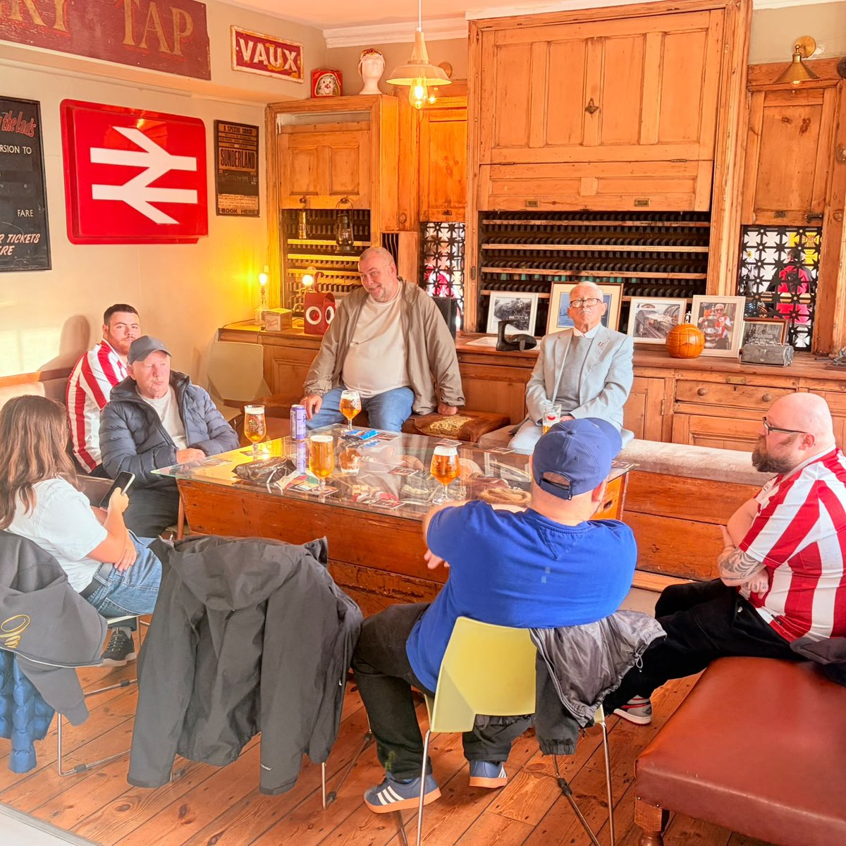 FansMuseum's tweet photo. 🔴⚪ WHAT A NIGHT!

Bobby Kerr, who played the last time Sunderland were in Europe, watched on as the Black Cats returned to Europe with victory over AZ Alkmaar!

Thanks to everyone who joined us at The Fans Museum for the pre-match atmosphere. Join us for ALL SAFC European games https://t.co/ICFTe6CWZ3