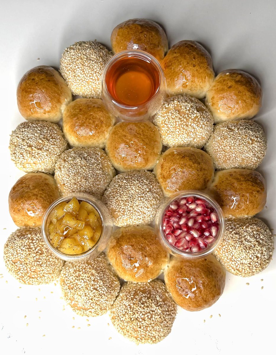 shimritbake's tweet photo. מחפשים חלה שתשדרג לכם את שולחן החג?
הכוורת הזו תפתיע את כל מי שיטעם! 🍯🥖
תנו לבצק את הזמן והמרחב שלו, הוא כבר ידע איך להודות לכם.
התוצאה המרשימה שווה כל רגע של הכנה.
https://t.co/0VJ34QshVn https://t.co/EiZ7zADAnE