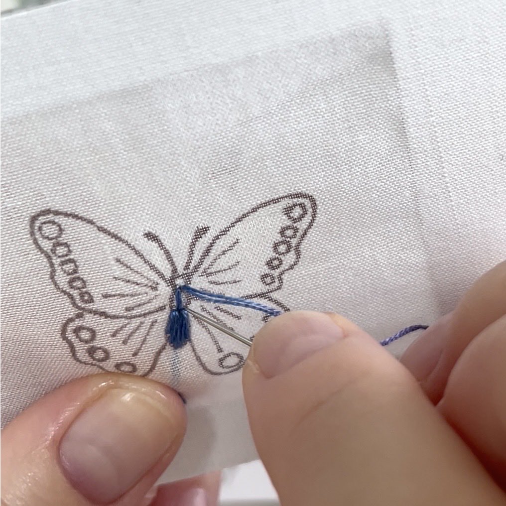 mametencho's tweet photo. マドニエ®︎🦋ワークショップ
9/20(日)・21(月) ハンズ新宿店にて♪
青のグラデーション糸で、蝶の刺繍ブローチをつくります🪡
約3時間、ゆっくりチクチク。
シルバーウィークに「できた！」をひとつ持ち帰りませんか☺️

詳細・ご予約はこちら↓
https://t.co/aEW3cY6Tpz

#マドニエ #刺繍 #ハンズ新宿 https://t.co/8CnYKdk0LJ