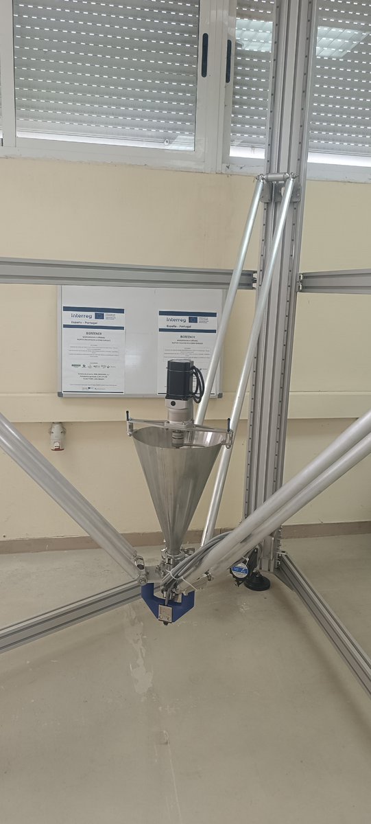 INTROMAC's tweet photo. Dentro del proyecto @poctep #BGREENER, @INTROMAC  está desarrollando junto a @IdonialTech un prototipo experimental de sistema de fabricación aditiva para bio-morteros basados en cáñamo. Tecnología pionera en nuestra región. https://t.co/IOB4dqWoQS