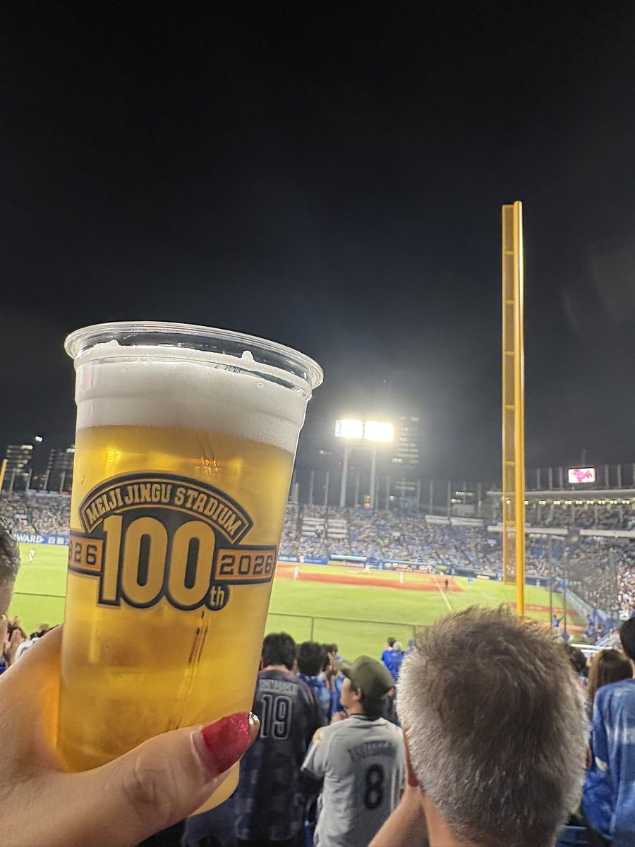 Rintea1124's tweet photo. 神宮からこんばんは🌛
ビール半額で召喚されました。
ホークスの中継も追ってますよ！！笑 https://t.co/b3zkVRihbw