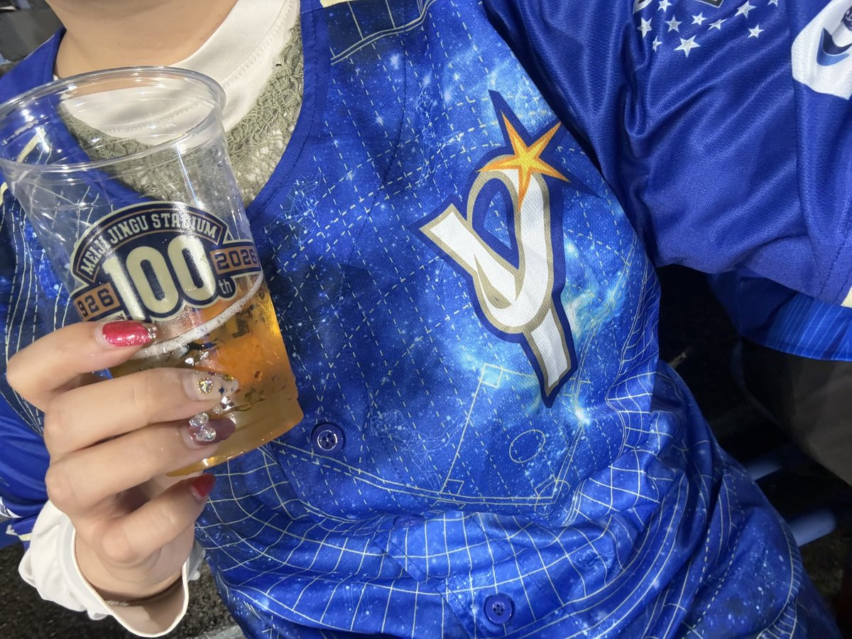 Rintea1124's tweet photo. 神宮からこんばんは🌛
ビール半額で召喚されました。
ホークスの中継も追ってますよ！！笑 https://t.co/b3zkVRihbw