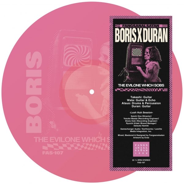 FUUDOBRAIN's tweet photo. Boris × Duran
-Lush Hub Session-
500 LIMITED 12" VINYL
Boris × Duran。
異なる場所で、それぞれの音を極限まで追い続けてきた4人が交錯した、一夜限りのスペシャルセッション。
その記録が、500枚限定12インチ・ヴァイナルとして遂にフィジカル化。
収録されるのは、昨年東京で行われたBorisとDuranによるスペシャルセッション。
両者が愛用するGamechanger Audioのペダル・デモンストレーションとして行われたこのセッションで演奏されたのは、Boris『dronevil』20周年を記念した、
「泣きたがるスピード -the evilone which sobs-」
Takeshi、Wata、Atsuo。
Borisの3人が作り出す巨大なヘヴィ・ドローン。
その濁流へ、Duranのブルージーで奔放なギターが侵入する。
音が重なり、歪み、増幅し、やがて4人の境界そのものが消えていく。
ドローン／アンビエントの深度を最大限まで引き上げながら、最後に現れるのは圧倒的なHEAVY ROCK。
予定調和ではない。
BorisでもDuranでもない。
この4人が、この瞬間にしか鳴らすことのできなかった音。
互いに異なるベクトルで自己表現を追求し続けてきた両者、その邂逅を記録した一本。
そして、この作品は音だけでは終わらない。
レコードのカッティング＆プレスは、Jack White率いるThird Man RecordsのThird Man Pressingにて実施。
ヴァイナルは鮮烈なCLEAR PINK仕様。
さらに片面には、Boris × Duran初共演時のフライヤー・デザインを落とし込んだETCHINGを施したスペシャル・エディション。
500 COPIES ONLY.
音源、仕様、プレス。
すべて含めて残すべき、Boris × Duranの記録。

Boris × Duran
 -Lush Hub Session-
500 Limited Copies 12" Clear Pink Vinyl One Side Etching
SIDE A
1泣きたがるスピード -the evilone which sobs-
Takeshi / Guitar Wata / Guitar & Echo Atsuo / Drums & Percussion Duran / Guitar
FAS-10

限定12インチは、2026年9月24日（木）大阪・Yogibo META VALLEYで開催されるDURAN × Borisの2マンライブにて先行発売。
一般販売については後日アナウンス。
500枚だけ刻まれる、轟音の記録。
Boris × Duran LUSH HUB SESSION.

#boris
#duran
#vinyl
#clearpink
#fuudobrain