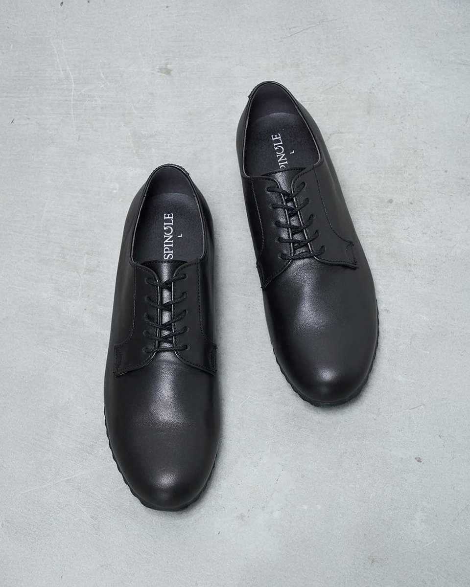 spingleofficial's tweet photo. SPINGLE史上トップクラスの軽さと心地良さを誇るWavy Lineシリーズ「Black」の3モデルを再販売。
フォクシングテープをなくしカーフレザー本来の柔らかさを直接感じられる設計。
端正な波線型アウトソールを採用した、エレガントなデザインが人気です。

#spingle #スピングル https://t.co/ewCS0gffdT