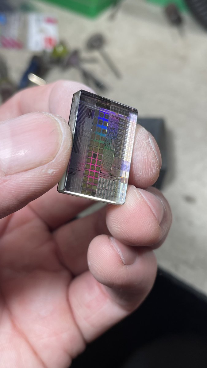spongemachinery's tweet photo. これをご覧よ…
シリコンウェーハを水晶プレートと貼り合わせて研磨した特注ストーンよ
きっと何かの役に立つからと数年前に海外から仕入れておいたシリコンウェーハが今回のオーダーメイドリング制作でようやく活躍の場が生まれたわ٩( ᐛ )و
サイバーパンク感あるよな https://t.co/o4itoewbRB