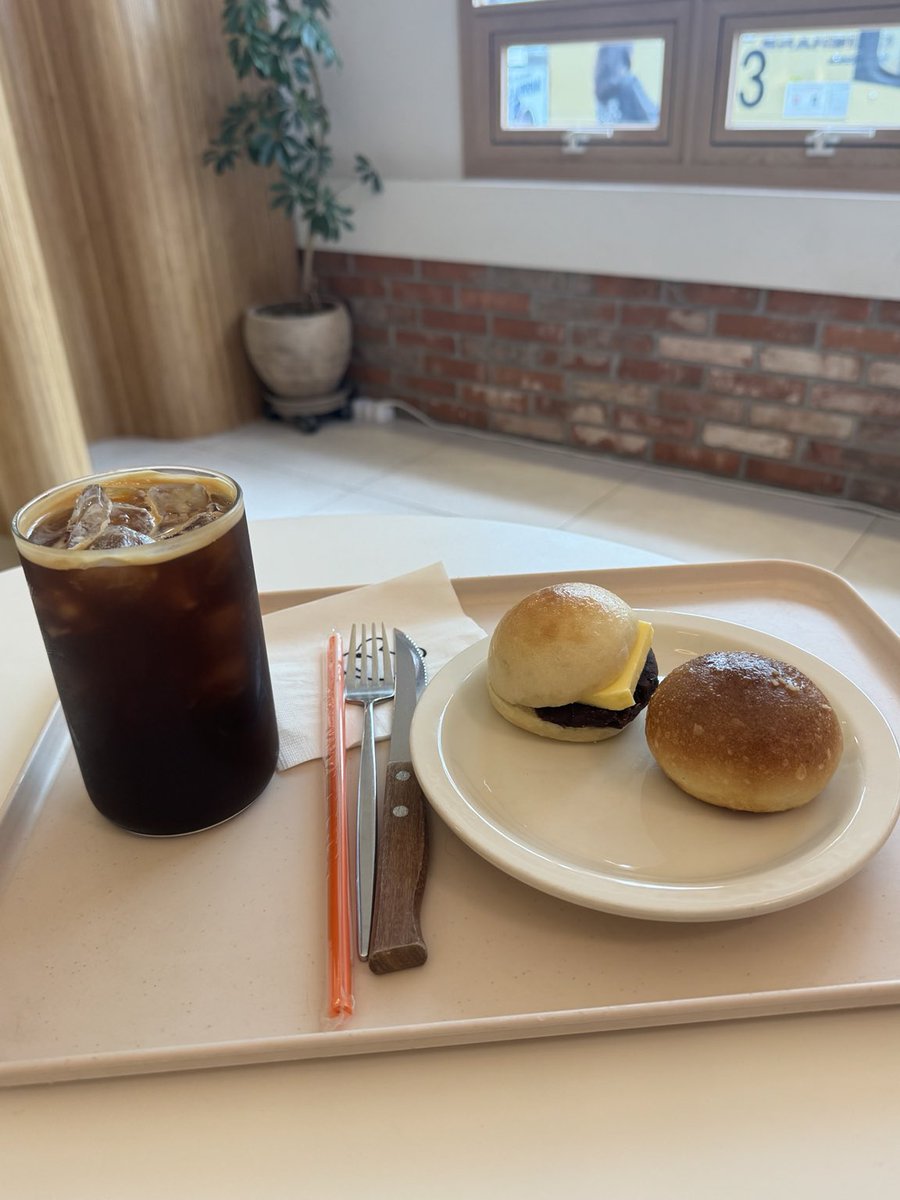 shafu_korea's tweet photo. 韓国のソンスで人気の「HANIP BAGEL （ハニップベーグル）」に行きました🥯
ひと口サイズのベーグルが特徴で、23種類の中から少しづつ味を楽しめるのがいい
おいしいのはもちろん、日韓交流会に持っていったら喜ばれた☺️
お土産にも最適なのでカフェ巡りする方はぜひ❗️
https://t.co/inCsHQET7u https://t.co/OVzSlnHO3C
