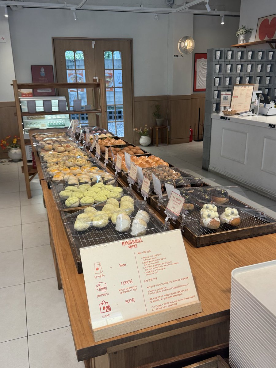 shafu_korea's tweet photo. 韓国のソンスで人気の「HANIP BAGEL （ハニップベーグル）」に行きました🥯
ひと口サイズのベーグルが特徴で、23種類の中から少しづつ味を楽しめるのがいい
おいしいのはもちろん、日韓交流会に持っていったら喜ばれた☺️
お土産にも最適なのでカフェ巡りする方はぜひ❗️
https://t.co/inCsHQET7u https://t.co/OVzSlnHO3C