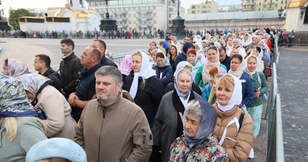 prof_preobr's tweet photo. Слева - Москва, очередь к мощам.
Справа - Москва, очередь к мощам.
70 лет между этими фото, страна вроде другая, религия вроде другая, а на самом деле не изменилось ничего. https://t.co/c0qpdOmOwn