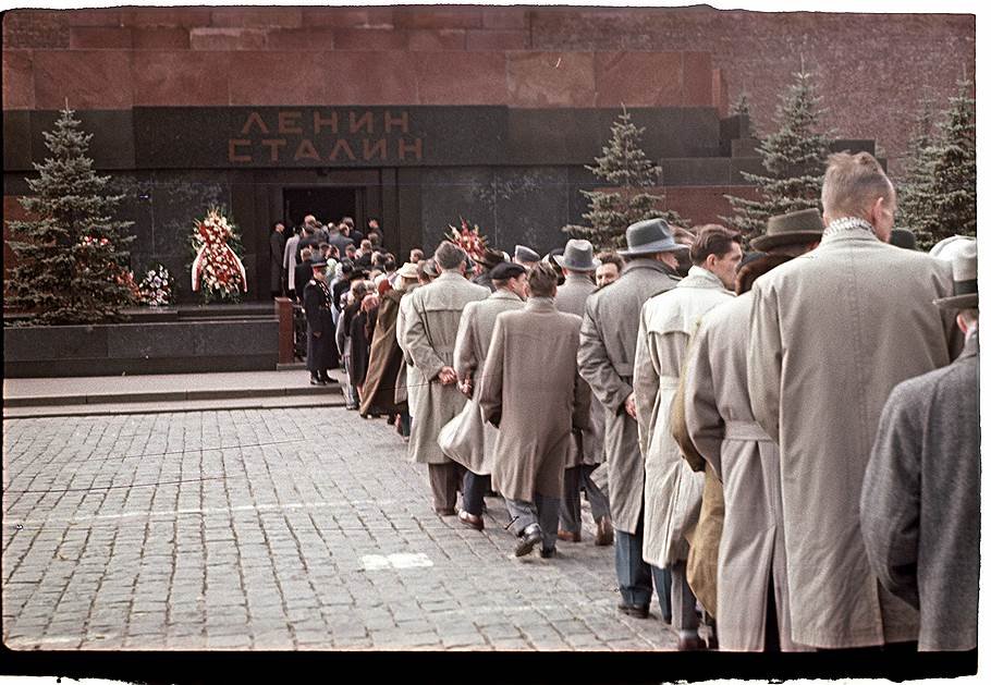 prof_preobr's tweet photo. Слева - Москва, очередь к мощам.
Справа - Москва, очередь к мощам.
70 лет между этими фото, страна вроде другая, религия вроде другая, а на самом деле не изменилось ничего. https://t.co/c0qpdOmOwn