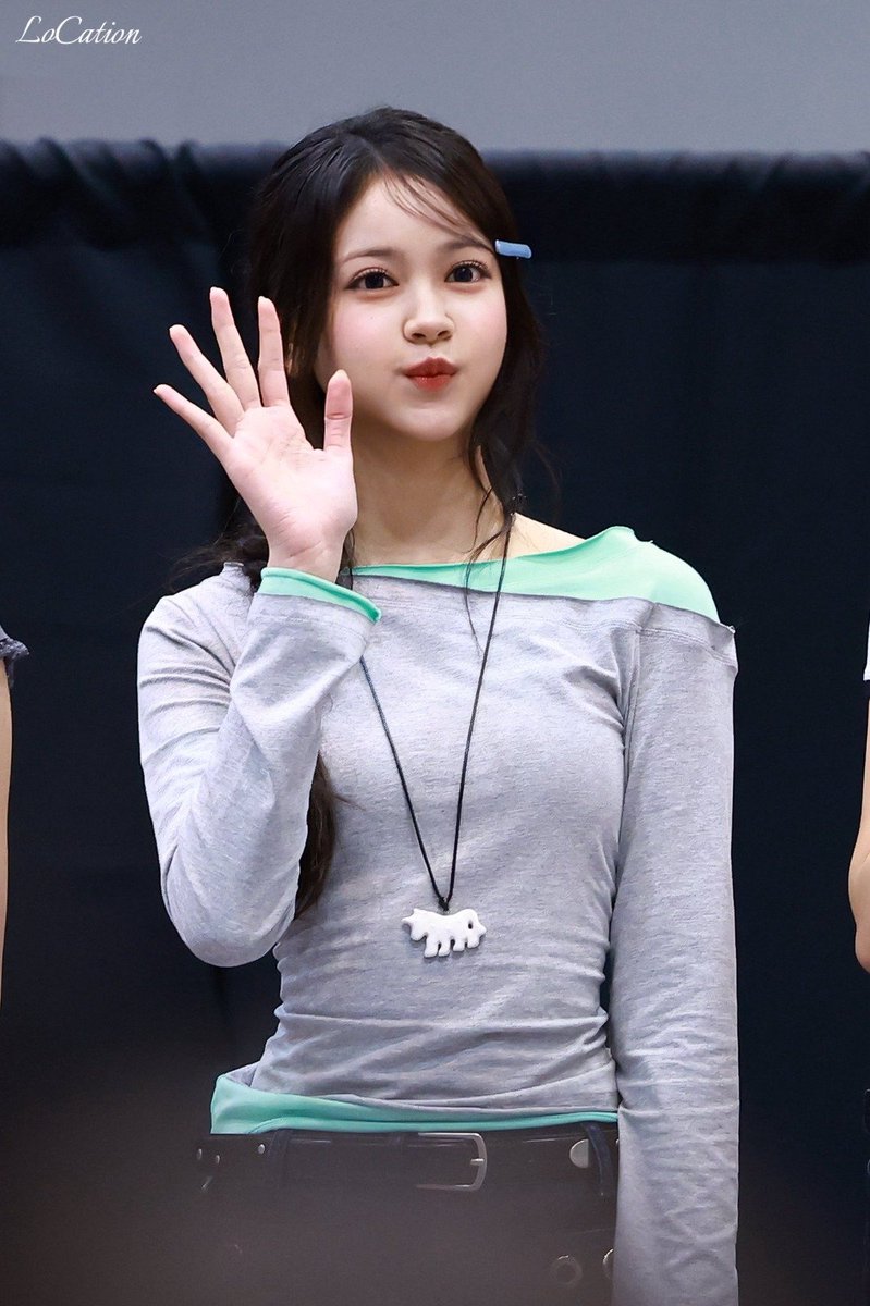 H2HBase_'s tweet photo. 📸 | 260917 — ICONIC HEART Fansign Event Day 1.

≥ #JIWOO &amp; #CARMEN.

© on pict

#Hearts2Hearts #하츠투하츠 #H2H @Hearts2Hearts https://t.co/hlFNrvgams
