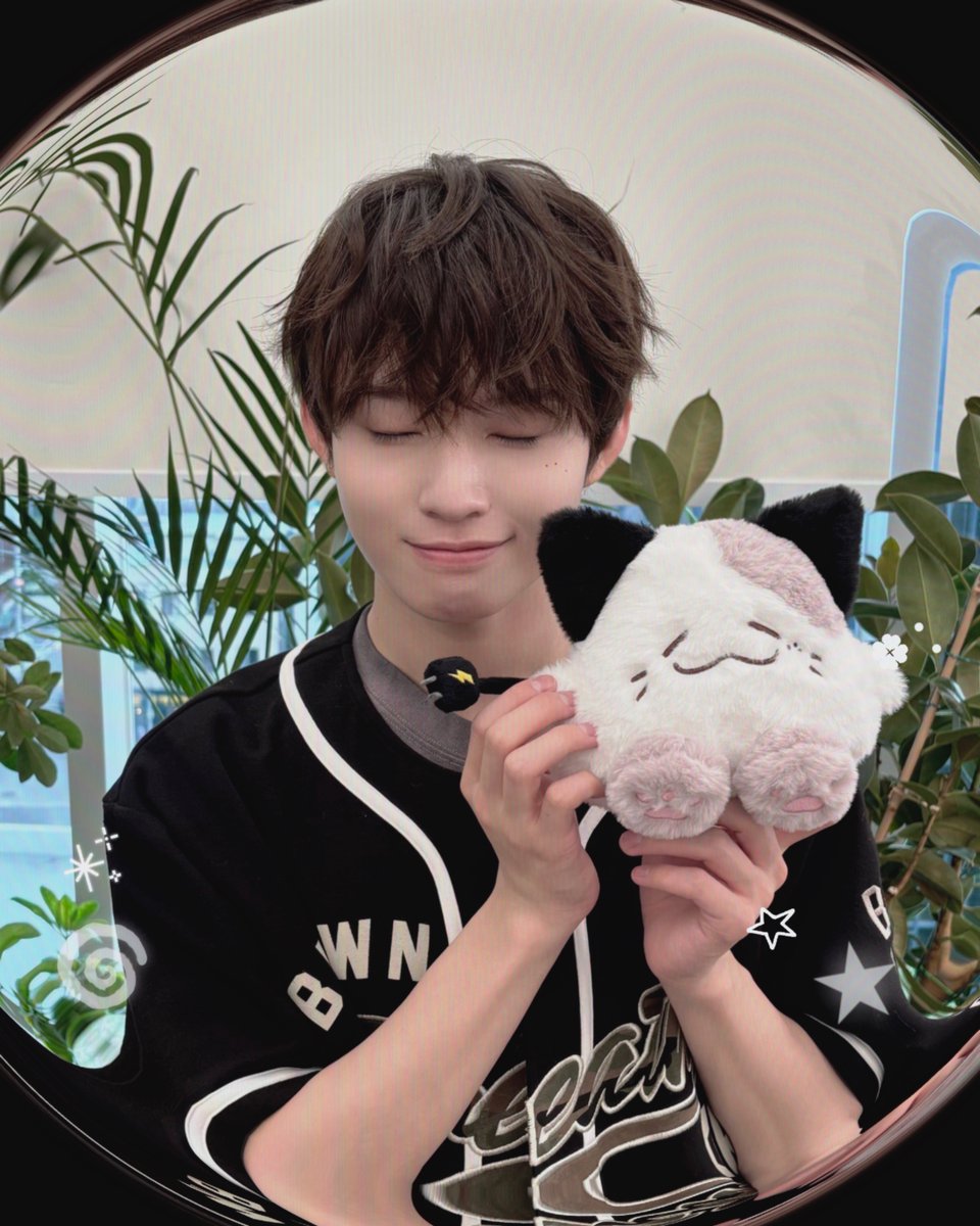 Kickflip_Intl's tweet photo. 📸 [260917 Instagram kickflip_jype] 2/4

KickFlip x KICKDOONGS 🛹💥

Check out KickFlip members holding the KICKDOONGS plushies!

🦊🐸🐹🐺😺🐰🗨️

🔗 https://t.co/0CUhdXv4fH

 — 🧀

#KICKDOONGS
#KickFlip #킥플립 #キックフリップ 
@kickflip_jype https://t.co/s4oBel8Fcc
