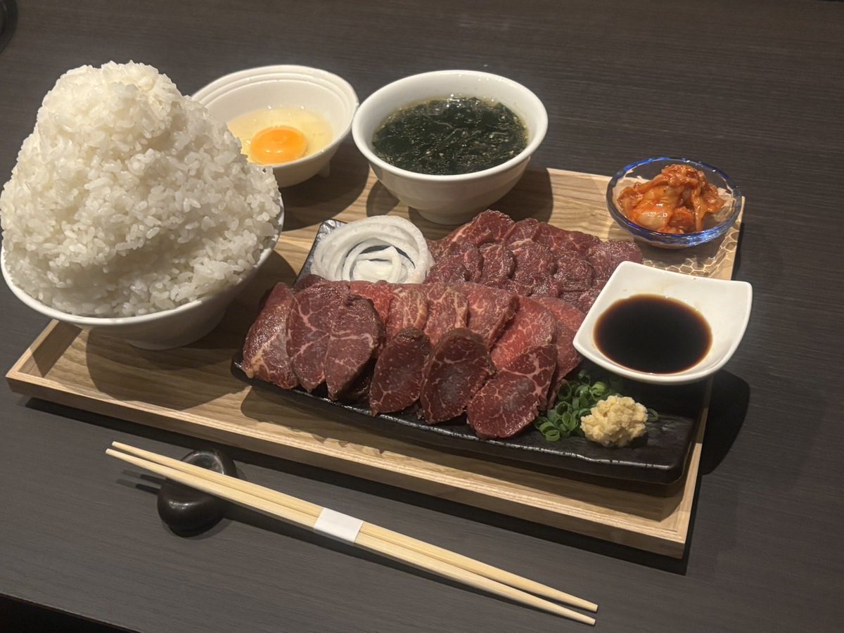 bakachikara1007's tweet photo. 学生ってすごいですよ！
これ昨日の賄いです。

食べきれますか？馬刺し定食 https://t.co/Jv90nSjQBh