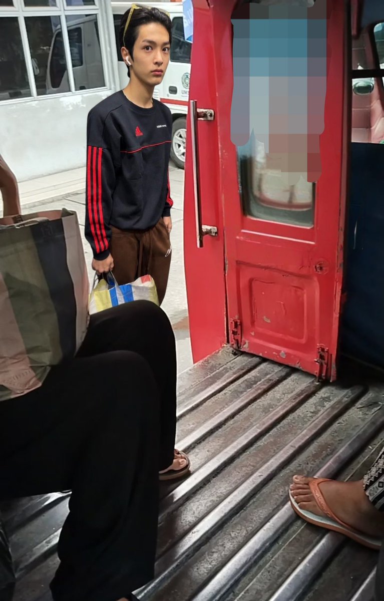 skinnyjjueans's tweet photo. ni org sebenarnya mau naik ga sih, lama bgt ditungguin ga naik naik https://t.co/H3WGZD19WW