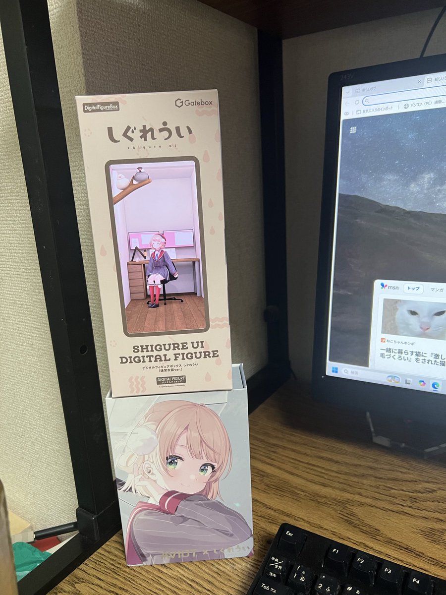 sho650321's tweet photo. しぐれういのデジタルフィギュアがやっと届いた
これはあかん、可愛すぎる
常時つける用のケーブル穴が外装にあったりスマホ固定用のバンドがあったりと長時間置く配慮がとてもよい
PC廻りにちょい高さほしかったのでイヤホンの箱で代用
後々台座考えよ https://t.co/pAK2biNsYS