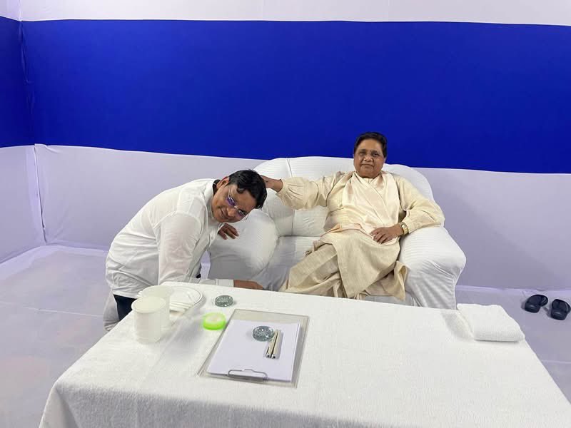 Bsp4u's tweet photo. बहुजन समाज पार्टी की राष्ट्रीय अध्यक्ष, उत्तर प्रदेश की चार बार रहीं मुख्यमंत्री व पूर्व सांसद तथा ’बहुजन समाज’ के आत्म-सम्मान व स्वाभिमान की प्रतीक आदरणीय बहन कु. मायावती जी ने

राज्यसभा सांसद एवं 10 राज्यों के प्रभारी श्री रामजी गौतम जी को आशीर्वाद दिया। https://t.co/y8DzS9GamV