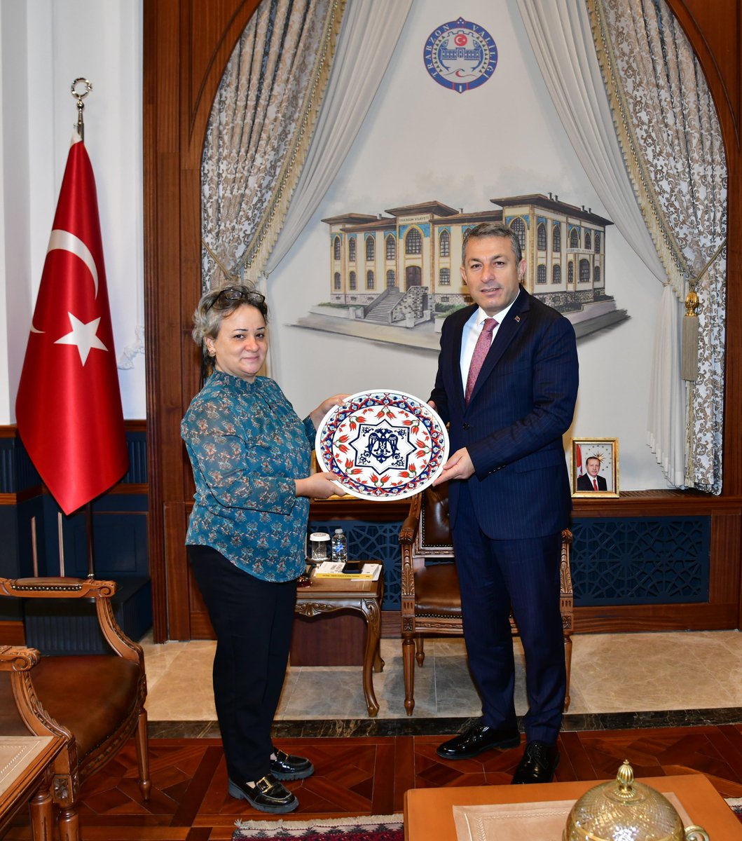 TrabzonValilik's tweet photo. Vali Tahir Şahin, Kent Konseyi Kadın Meclisi Başkanı Feride Öztürk, Trabzon Üniversitesi Coğrafya Eğitimi Ana Bilim Dalı Başkanı Prof. Dr. Ayşegül Şeyihoğlu, KTÜ Güzel Sanatlar Bölümü Öğretim Görevlisi Şuayip Şeyihoğlu’nu kabul etti. https://t.co/vSsYy9Q6ff
