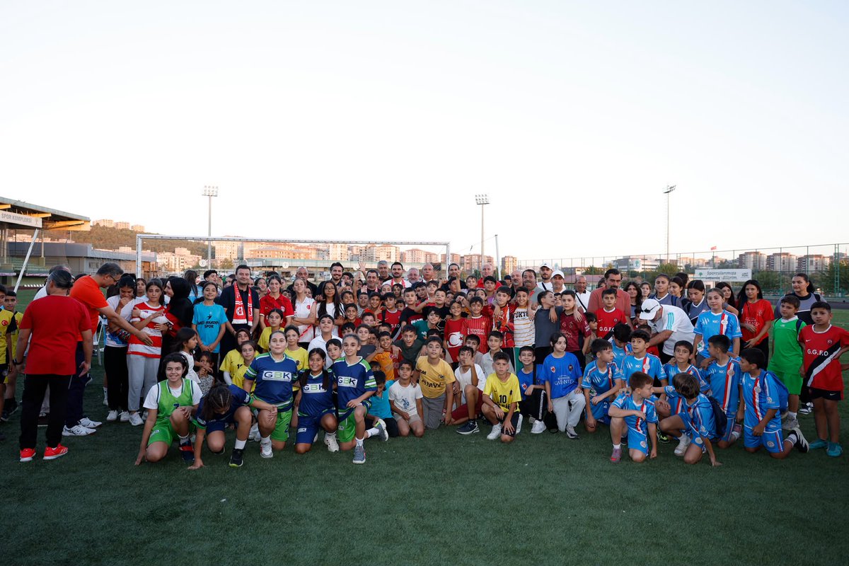 askfgaziantep's tweet photo. Gaziantep’te Amatör Spor Buluşması

Gaziantep amatör spor camiamızın tüm renklerini aynı çatı altında buluşturan Amatör Spor Buluşmamızı geniş bir katılımla gerçekleştirdik. @taskk_1980  @oalperk https://t.co/GXVzuu8zWW