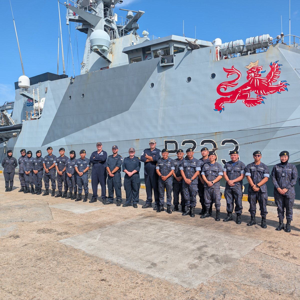 DefenceOps's tweet photo. ⚓Anchored in Partnership

🛳️ @hms_tamar has arrived in Brunei, strengthening the UK’s enduring commitment to security &amp; cooperation in the Indo-Pacific.

🇧🇳Building lasting relationships with our Bruneian partners through shared values, engagement &amp; maritime collaboration. https://t.co/ConwFP9Rlq
