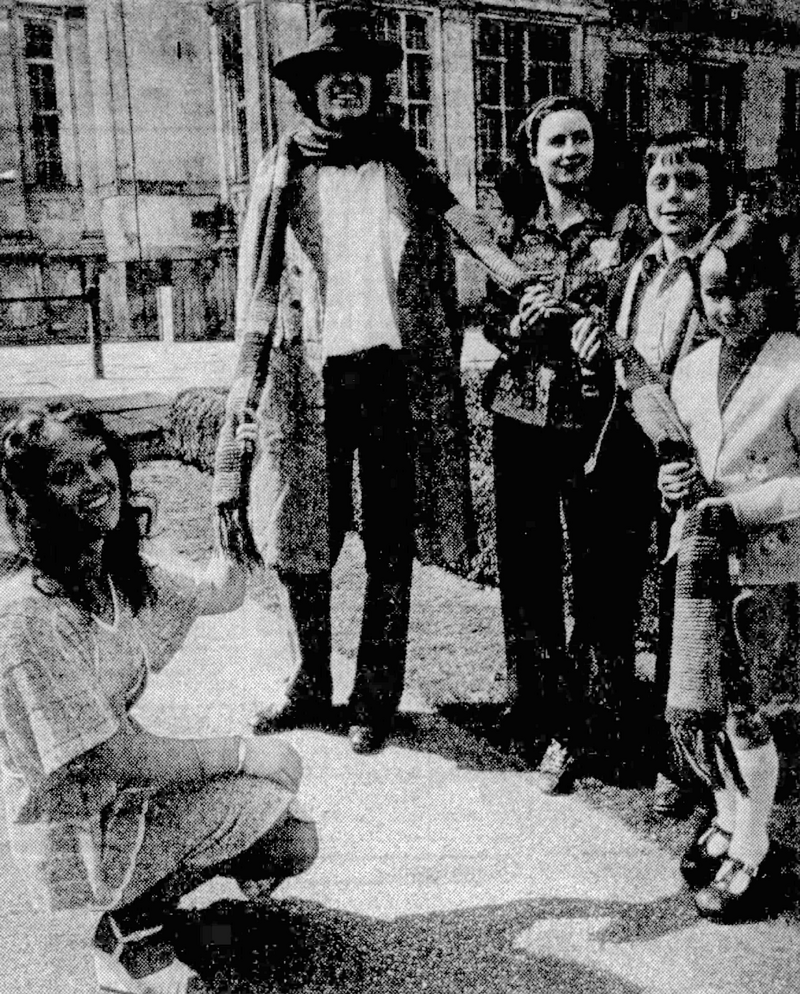 DoctorWhoPix's tweet photo. Louise Jameson, Tom Baker, and fans #DoctorWho #DrWho https://t.co/6yxlIHNGz6