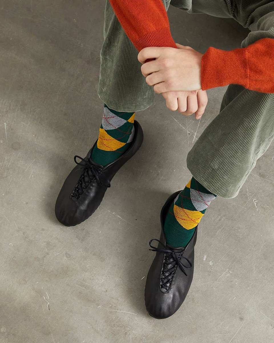 spingleofficial's tweet photo. SPINGLE史上トップクラスの軽さと心地良さを誇るWavy Lineシリーズ「Black」の3モデルを再販売。
フォクシングテープをなくしカーフレザー本来の柔らかさを直接感じられる設計。
端正な波線型アウトソールを採用した、エレガントなデザインが人気です。

#spingle #スピングル https://t.co/ewCS0gffdT