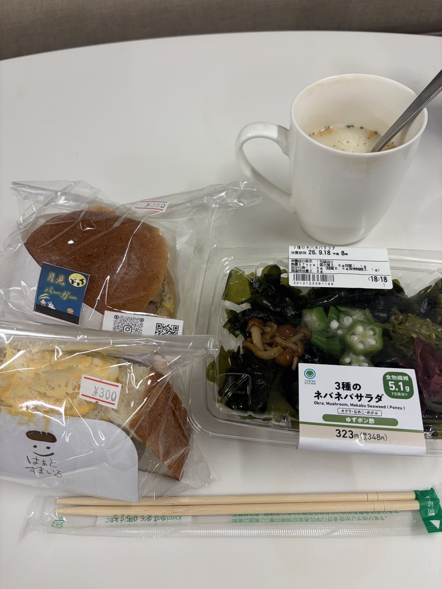 ayaeiki's tweet photo. 今日の当直ご飯は毎月の障害者施設の出張パン屋さん https://t.co/LUwXulVGUV