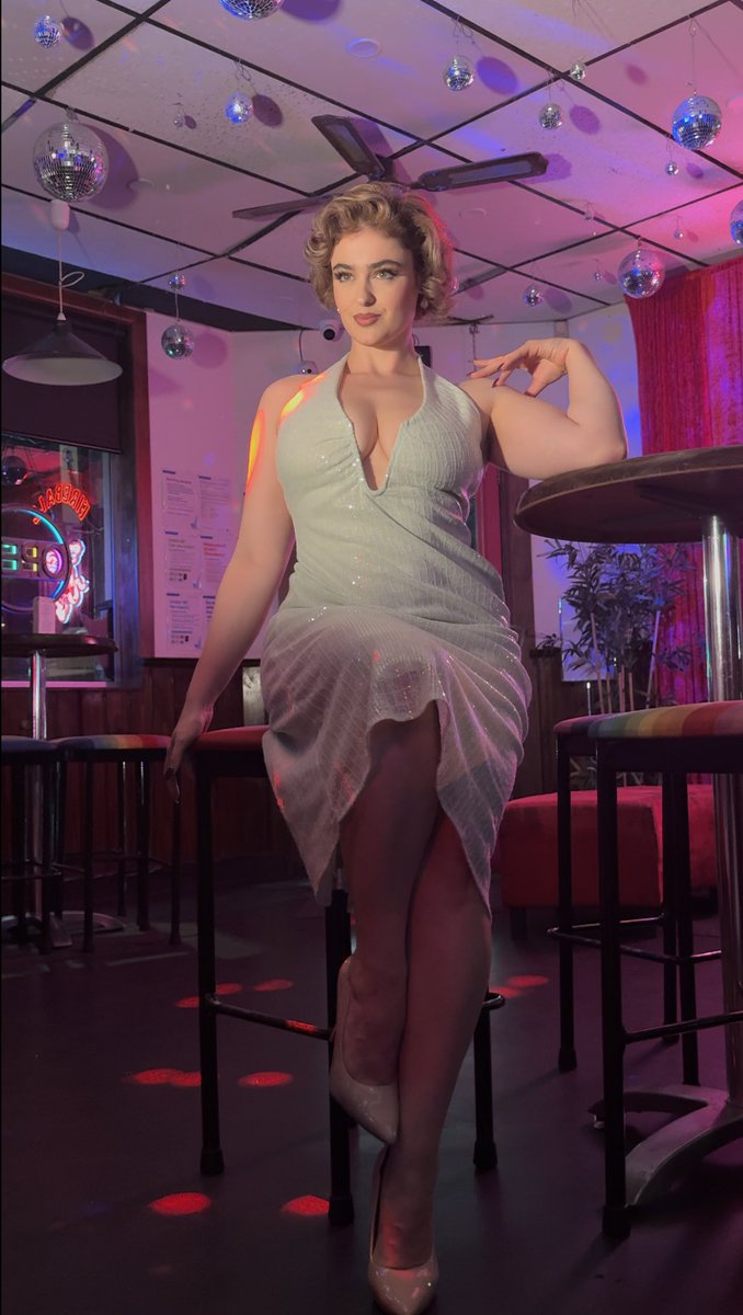 stefania_model's tweet photo. At DT’s ready to be fed by @zaccharybird https://t.co/vwsHhrjODM