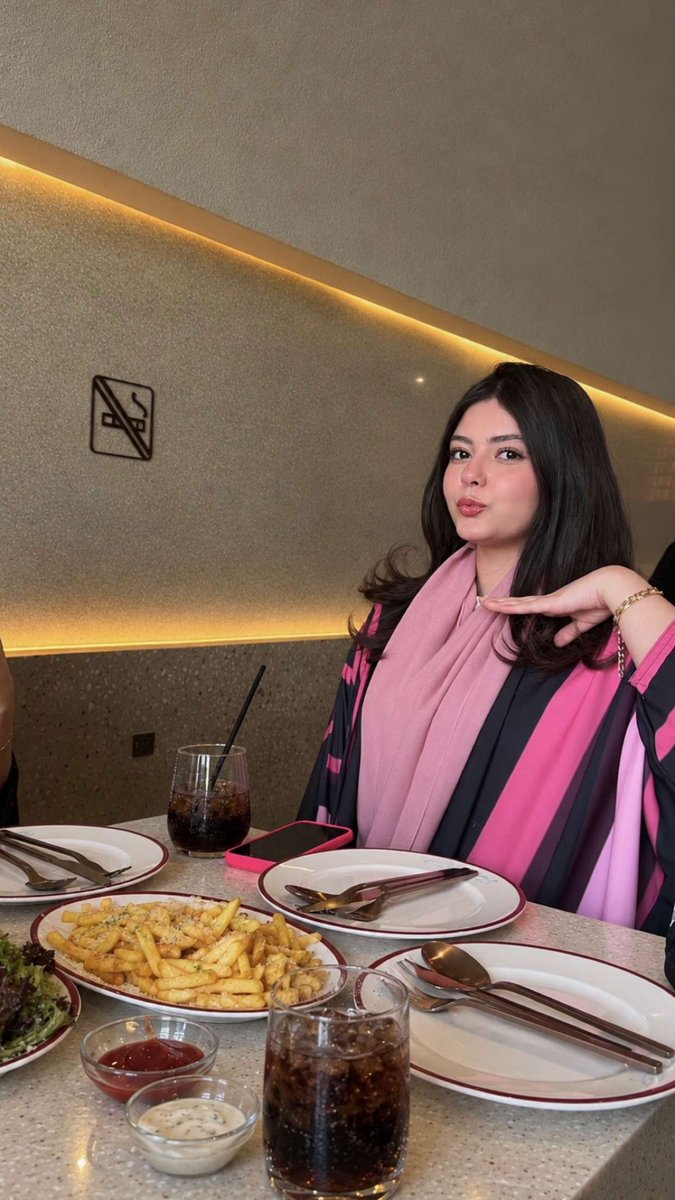 zec_celeb's tweet photo. الاخوات رند ورفيف الشهيلي🔥 https://t.co/u5HdiH63y1