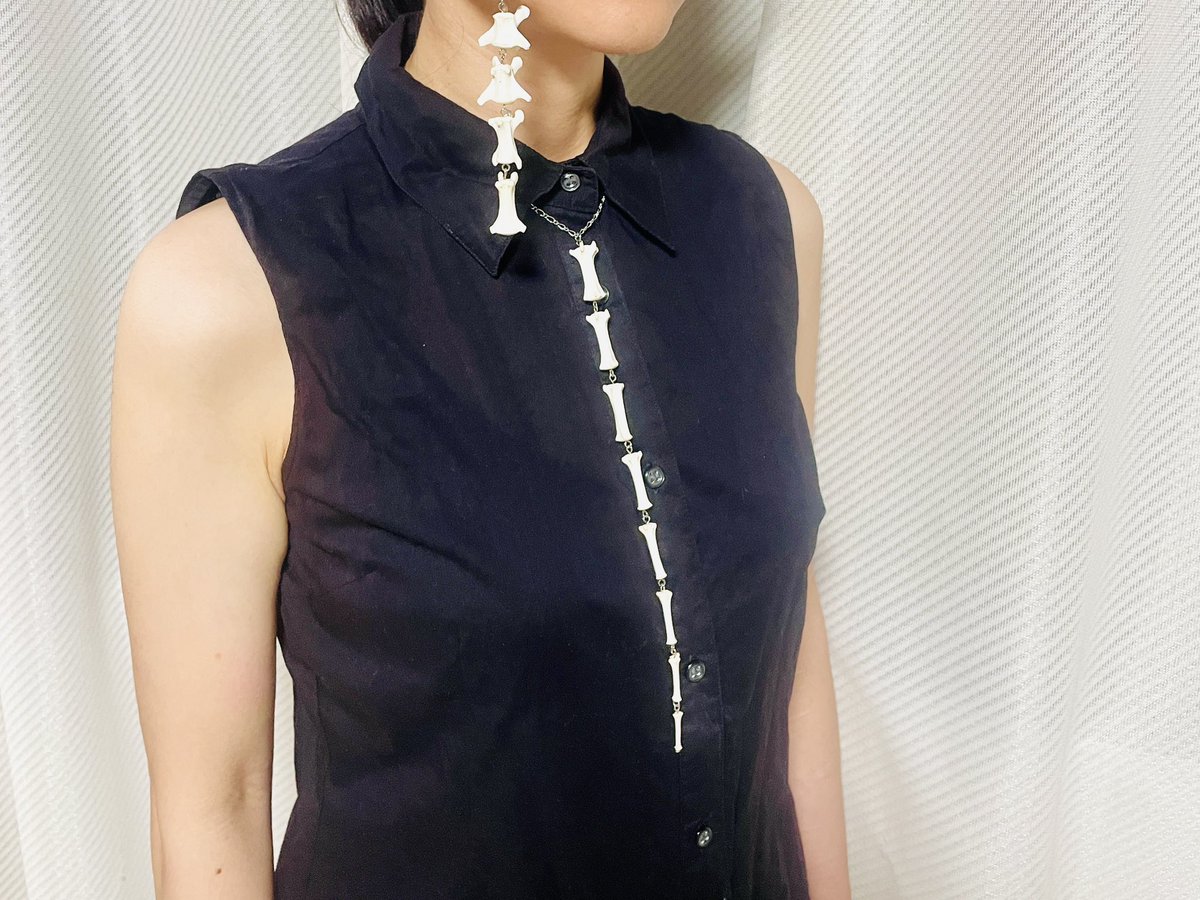 skullphilia's tweet photo. #夜の博物館展
骨紹介🦴浣熊 尾椎ネックレス(RT002)

浣熊の長い尻尾の先端の方の骨をネックレスにしました。骨部分だけで22㎝とかなり長めのネックレスです。尾椎チャームの続きの骨になります。

¥13.200-(税込)

ギニョール 2F(大阪 中崎町)
2026年9月19日㊏〜10月18日㊐ https://t.co/akx4K0nUcZ