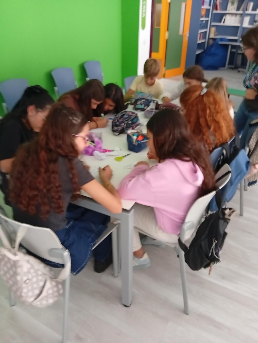 IESJuanaITorde's tweet photo. 🎒✨ ¡Estupendo primer día para nuestro alumnado de 1.º de ESO!
Dinámicas, juegos y muchas ganas de conocerse, acompañados por compañeros y compañeras de 3.º y 4.º de ESO. 🤝
¡Bienvenidos al IES Juana I de Castilla! 💙🎉
#IESJuanaIdeCastilla #1ESO #Bienvenidos #Tordesillas https://t.co/ucV1p2RLMW