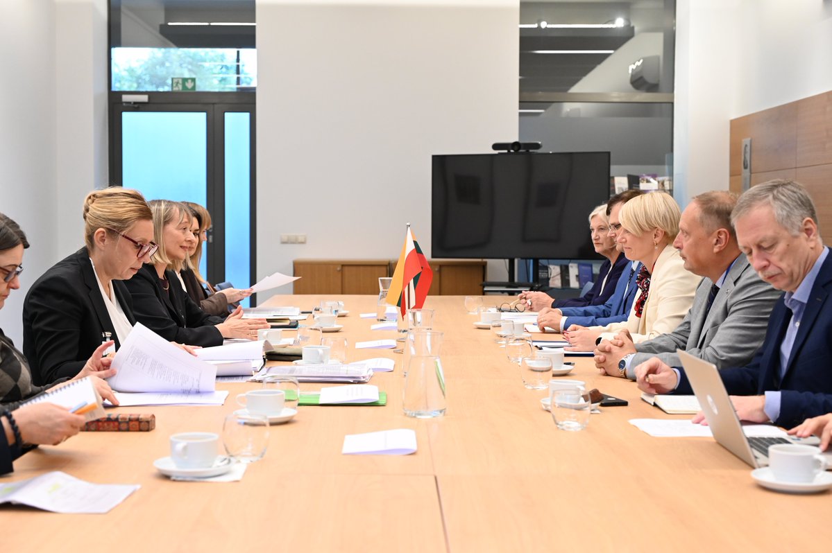 polskapomoc's tweet photo. 🇵🇱🇱🇹 W Wilnie odbyły się polsko-litewskie konsultacje, na szczeblu dyrektorów departamentów, nt. współpracy rozwojowej. Rozmowy dotyczyły https://t.co/MmdAkw1qpZ. wsparcia dla Ukrainy oraz przygotowań Litwy do przewodnictwa w Radzie UE w 2027 r. #PolishAid https://t.co/sZA0OqCgtc