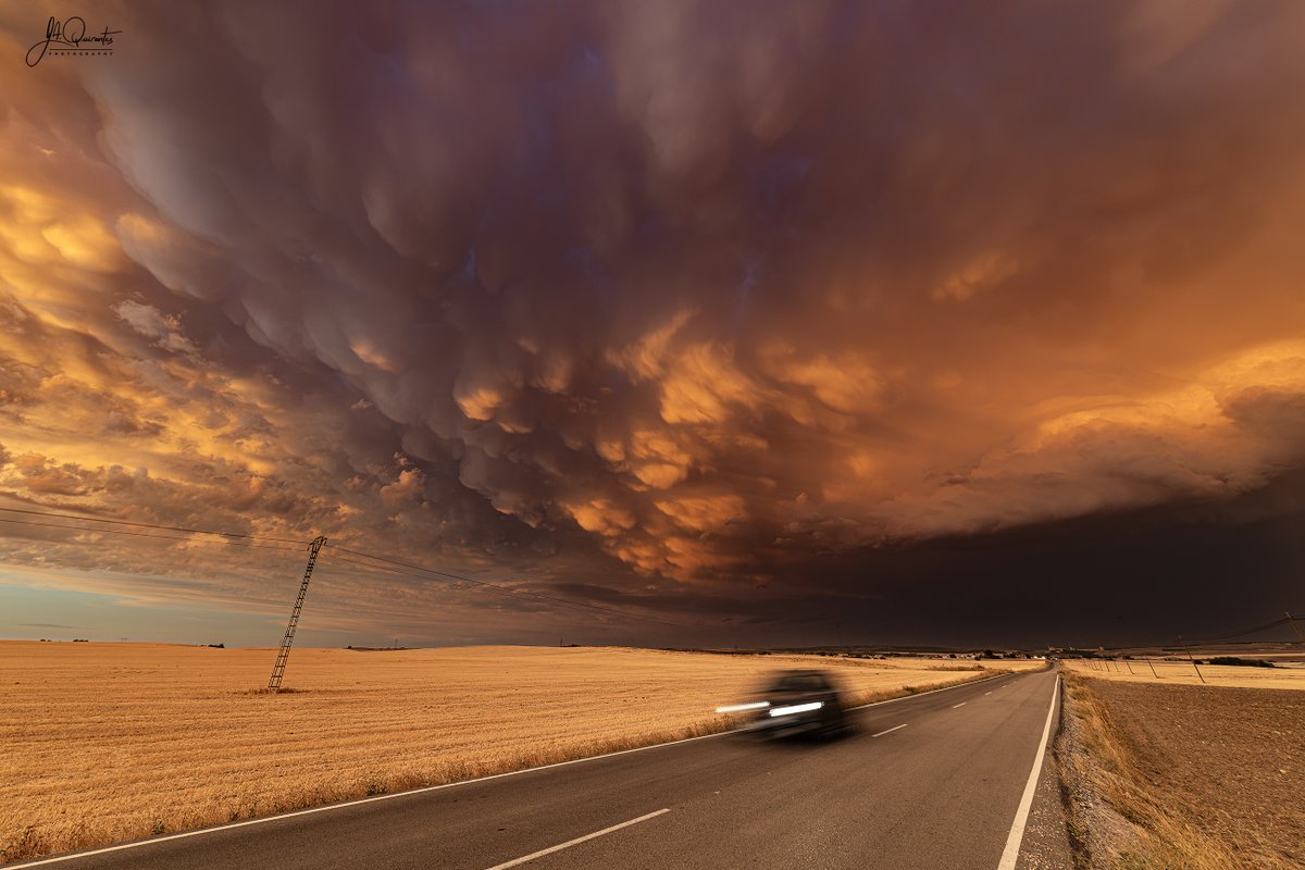 JoseAQuirantes's tweet photo. Ayer 16 de septiembre, a última hora de la tarde, en la puesta de sol y después de haber bajado hasta Tarazona de la Mancha (Albacete) en busca de una prevista supercélula que finalmente no se formó, pude disfrutar de esta maravilla de "Cumulonimbus mamma" zona Tribaldos (Cuenca) https://t.co/Hh9UZK0DYZ