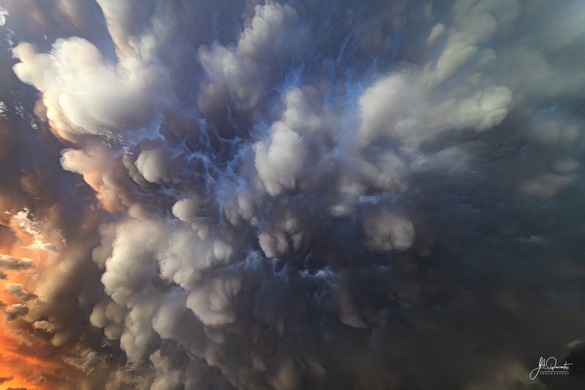 JoseAQuirantes's tweet photo. Ayer 16 de septiembre, a última hora de la tarde, en la puesta de sol y después de haber bajado hasta Tarazona de la Mancha (Albacete) en busca de una prevista supercélula que finalmente no se formó, pude disfrutar de esta maravilla de "Cumulonimbus mamma" zona Tribaldos (Cuenca) https://t.co/Hh9UZK0DYZ
