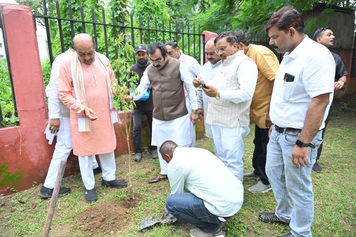 MPRakeshSingh's tweet photo. यशस्वी प्रधानमंत्री श्री @narendramodi जी के जन्मदिवस के उपलक्ष्य में आज ‘सेवा संकल्प अभियान’ के अंतर्गत भारतीय जनता पार्टी के वरिष्ठ नेता एवं मध्यप्रदेश विधानसभा के प���र्व अध्यक्ष स्व. श्री ईश्वरदास रोहाणी जी के प्रतिमा स्थल पर पौधारोपण किया।

सेवा, संस्कार और संरक्षण का यह संकल्प जनभागीदारी के साथ निरंतर आगे बढ़ रहा है।

#HappyBdayPMModi 
#SevaSankalpAbhiyan #सेवा_संकल्प_अभियान