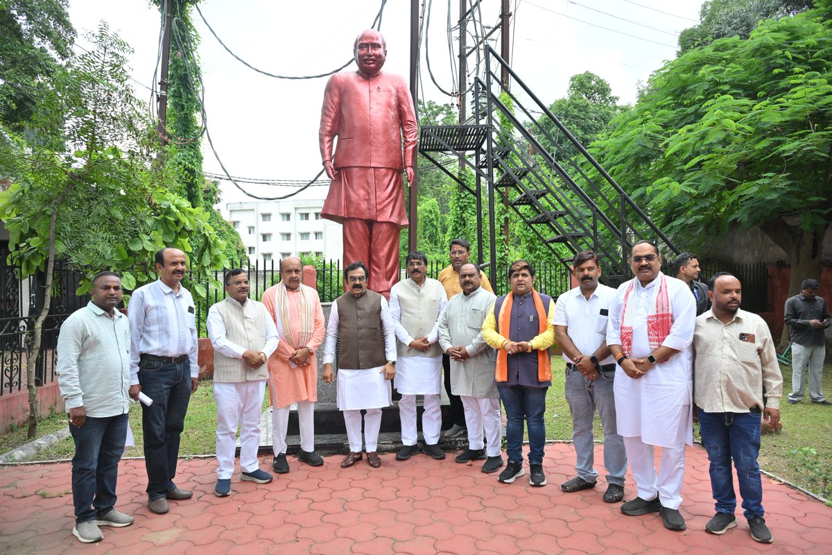 MPRakeshSingh's tweet photo. यशस्वी प्रधानमंत्री श्री @narendramodi जी के जन्मदिवस के उपलक्ष्य में आज ‘सेवा संकल्प अभियान’ के अंतर्गत भारतीय जनता पार्टी के वरिष्ठ नेता एवं मध्यप्रदेश विधानसभा के प���र्व अध्यक्ष स्व. श्री ईश्वरदास रोहाणी जी के प्रतिमा स्थल पर पौधारोपण किया।

सेवा, संस्कार और संरक्षण का यह संकल्प जनभागीदारी के साथ निरंतर आगे बढ़ रहा है।

#HappyBdayPMModi 
#SevaSankalpAbhiyan #सेवा_संकल्प_अभियान