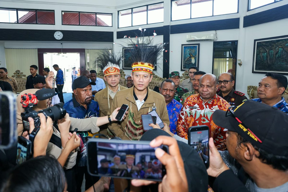 DPCDemokratLA's tweet photo. Menko AHY,  Kamis (17/9/2026).
“Tentu ini semua juga dalam sebuah itikad, sebuah spirit karena Papua tidak boleh tertinggal dibandingkan saudara-saudara ataupun masyarakat Indonesia lainnya dan pembangunan ekonomi, pembangunan infrastruktur. https://t.co/rSQ7hvTYXV