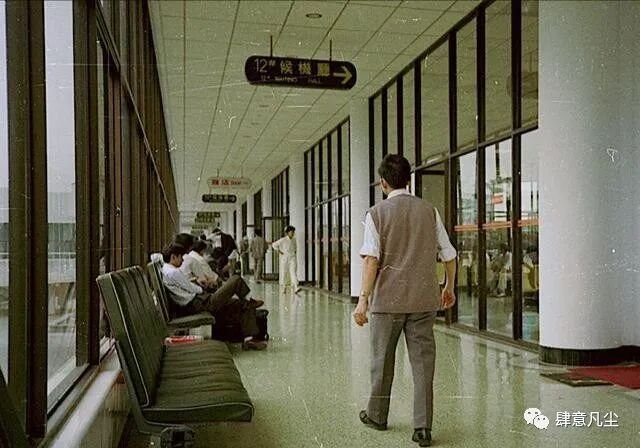 dleon66's tweet photo. 老早点格虹桥机场一景，格辰光乘飞机格侪算有身价格，比现在乘商务舱格还稀奇了，普通人乘绿皮火车还伐舍得买卧铺格辰光，飞机是绝对算奢侈品。老早点乘飞机花头阿多，餐食、点心、饮料还有口香糖，杂志、广告，好一点格航班还有游戏机白相，座位宽敞，空姐阿漂亮，现在格航班么... 只好讲随便乘乘了 https://t.co/4g79pm0sbw