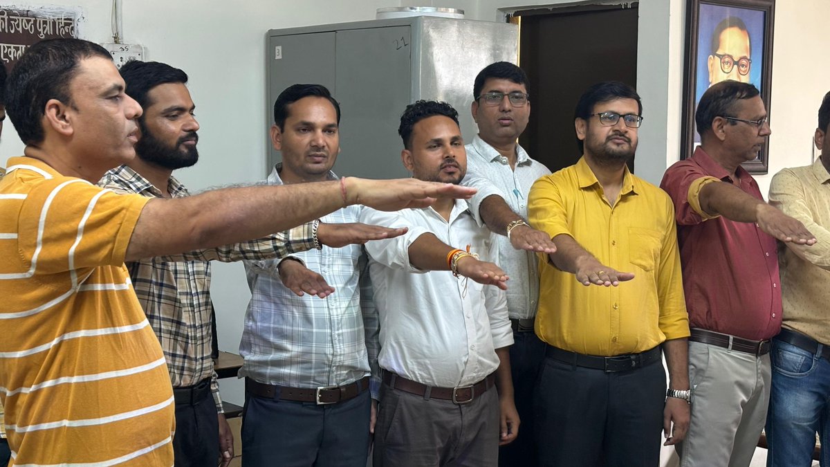 FciGwalimp's tweet photo. आज भारतीय खाद्य निगम (FCI) मण्डल कार्यालय ग्वालियर , “स्वच्छता ही सेवा–2026” अभियान के अंतर्गत अधिकारियों एवं कर्मचारियों ने स्वच्छता के प्रति वपने दायित्वों को पूर्ण करने एवं जागरूकता बढ़ाने मे अपना सहयोग देने हेतु शपथ ली। https://t.co/o7YXg2f5N9
