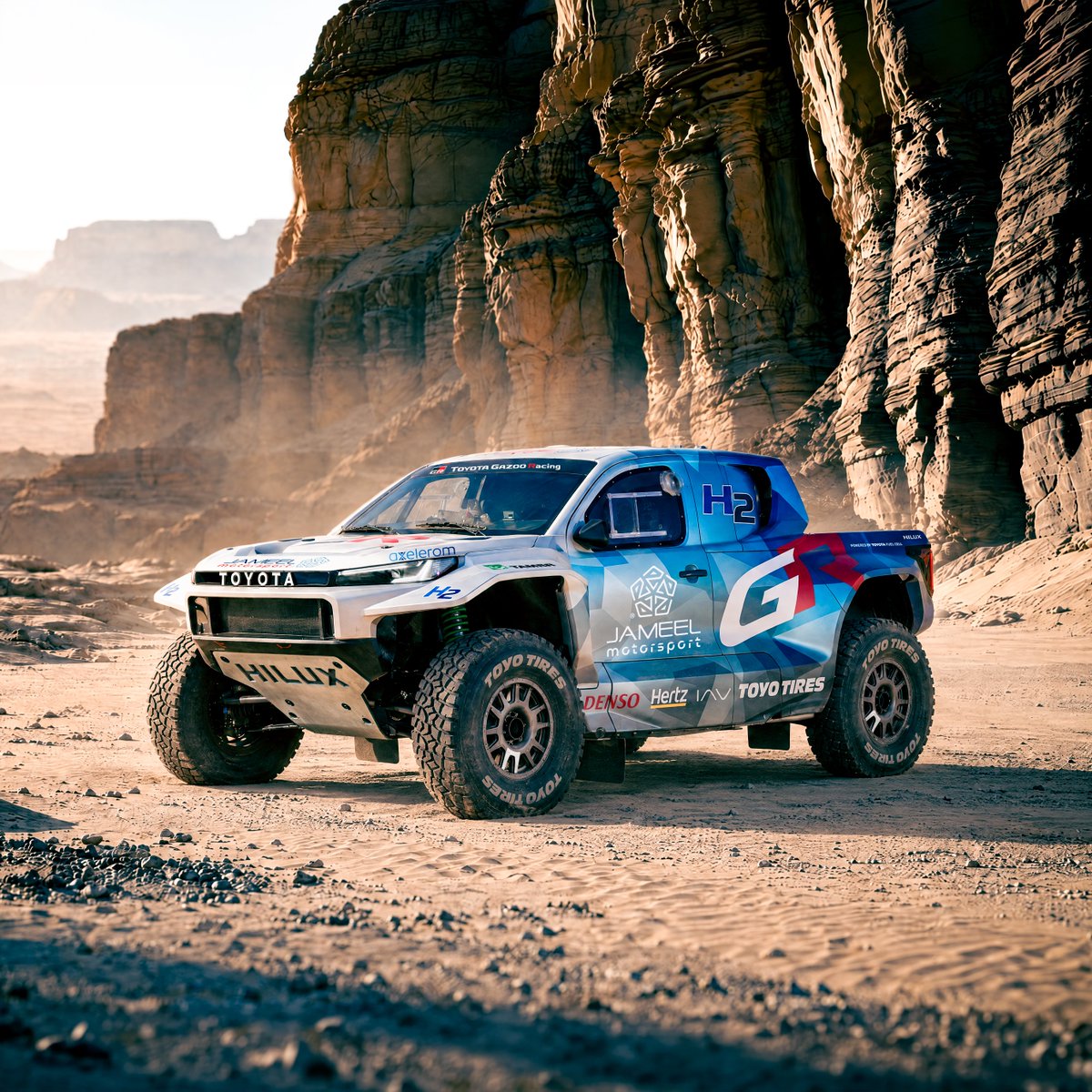 TGR_Spain's tweet photo. Esta es la imponente imagen del #DKRGRFCHilux que participará en la categoría experimental Dakar Future Mission 1000.

El desierto como la forma perfecta de demostrar las posibilidades del hidrógeno en competición. 🏜️🚗

+INFO ➡️ https://t.co/hfv7v3dSrS

#GAZOORacing #Dakar2027 @TGR_W2RC