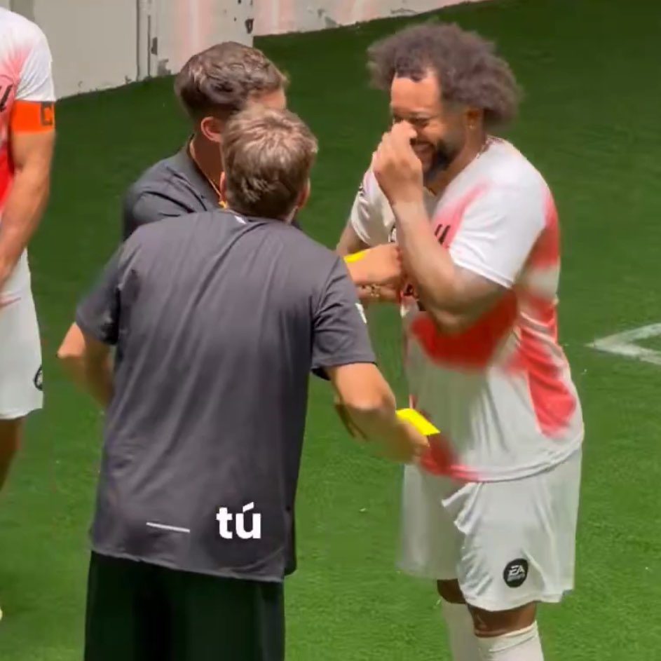 RMadrid_actu's tweet photo. "Marcelo, combien de Champions League as-tu gagné ?"

🗣️ Marcelo : "Autant que Barcelone. (rires)" 🤣 https://t.co/yRI5b5njcr