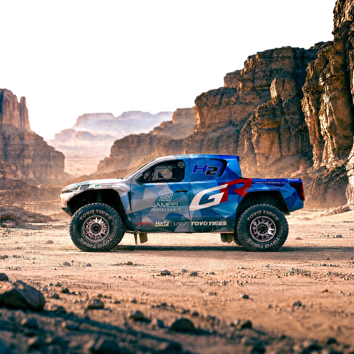 TGR_Spain's tweet photo. Esta es la imponente imagen del #DKRGRFCHilux que participará en la categoría experimental Dakar Future Mission 1000.

El desierto como la forma perfecta de demostrar las posibilidades del hidrógeno en competición. 🏜️🚗

+INFO ➡️ https://t.co/hfv7v3dSrS

#GAZOORacing #Dakar2027 @TGR_W2RC
