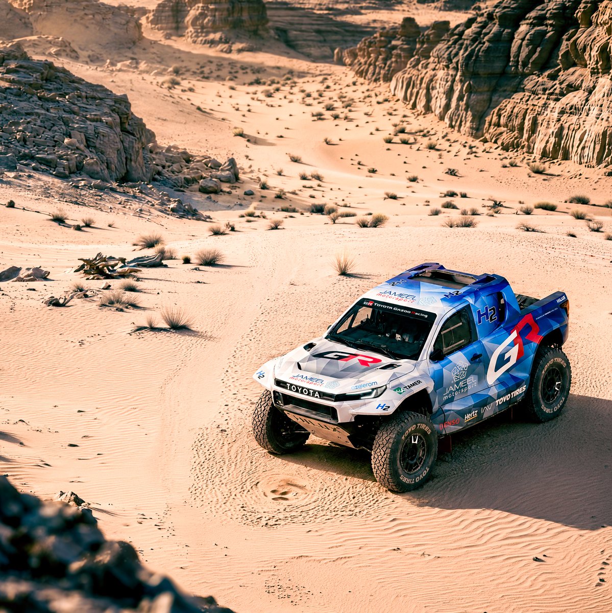TGR_Spain's tweet photo. Esta es la imponente imagen del #DKRGRFCHilux que participará en la categoría experimental Dakar Future Mission 1000.

El desierto como la forma perfecta de demostrar las posibilidades del hidrógeno en competición. 🏜️🚗

+INFO ➡️ https://t.co/hfv7v3dSrS

#GAZOORacing #Dakar2027 @TGR_W2RC
