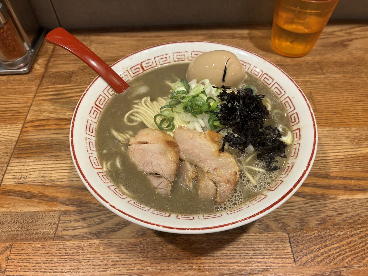 TyPe_____AAA's tweet photo. …夏目アンアンだ。
本日は煮干中華そば専門 煮干丸大宮店にお邪魔している。

一番うまいラーメンを【用意しろ】！
それと！
とってもおいしい味玉も【つけろ】！

ﾁｭﾙﾁｭﾙ!
ﾊﾟｸﾊﾟｸｯ!

"圧倒"
660秒で完飲。

はぁ…。
幸せを願って、ごめんなさい────── https://t.co/gvEqIeZoAN
