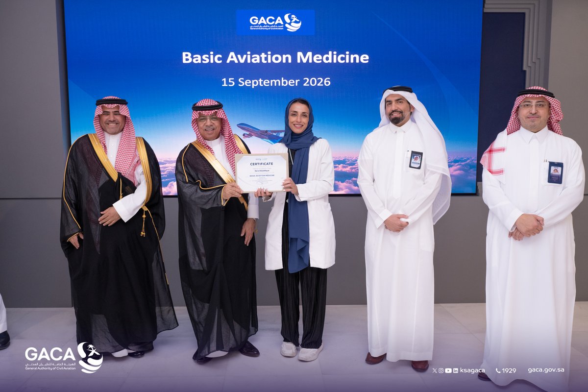 ksagaca's tweet photo. بهدف تأهيل وتمكين الكوادر الوطنية، وتعزيزًا لمستهدفات التوطين وتطوير القدرات المتخصصة؛ معالي رئيس الهيئة العامة لـ #الطيران_المدني، يكرّم خريجي أول برنامج تدريبي تأسيسي في طب الطيران على مستوى المملكة، بالتعاون مع @Saudi_PHA. https://t.co/36JY82Hi1B