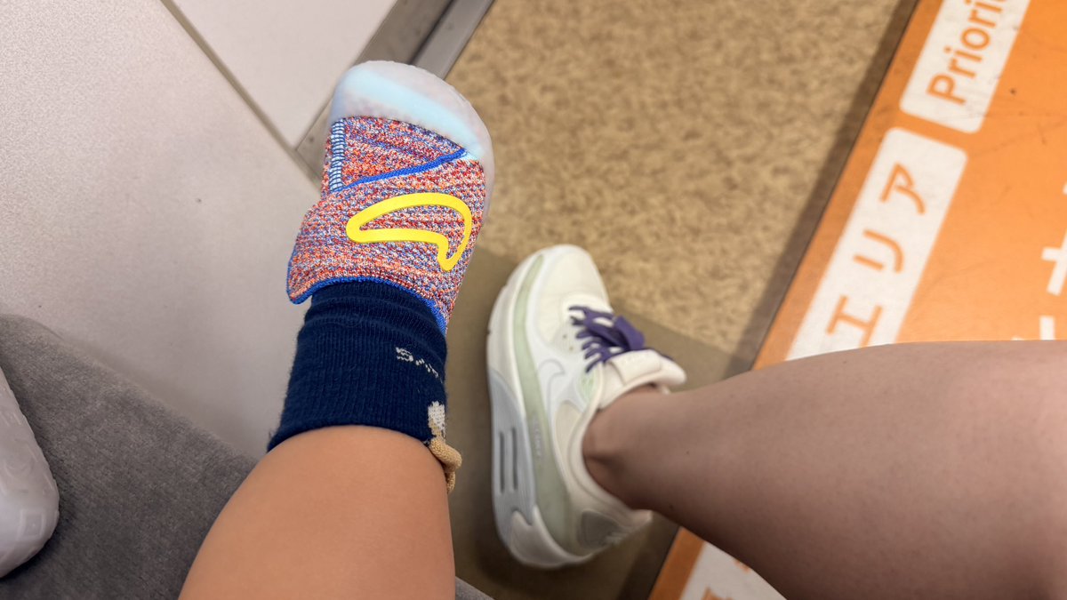 ynadayoo's tweet photo. 急に歩くようになってびっくり🫢
昨日衝動買いで靴3足増えた👟✨ https://t.co/98msUTLBf4